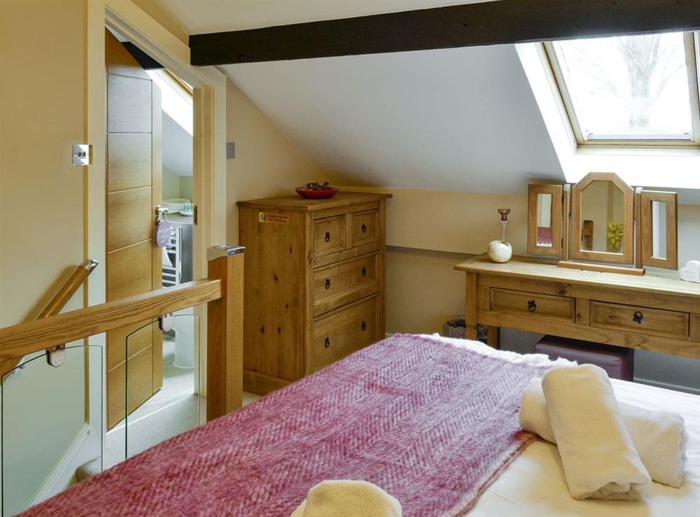 Dressing area and en-suite in bedroom at Ty Bach Twt in Dyffryn Ardudwy, near Barmouth, Gwynedd