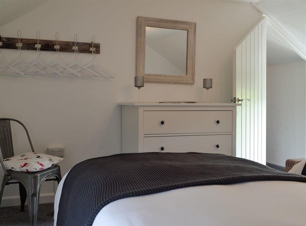 Twin bedroom at Ty Canol in Llansaint, near Kidwelly, Carmarthenshire, Dyfed