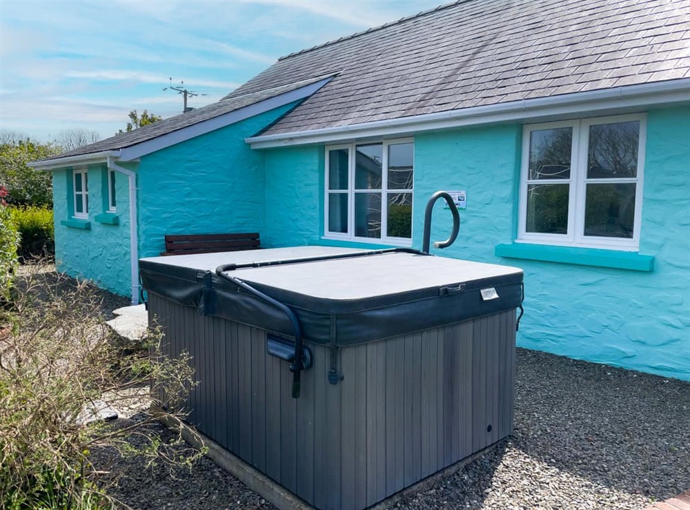 Hot tub at Ty-Coed in Penparc, Dyfed