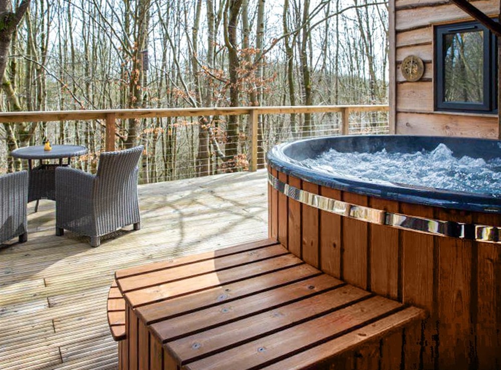 Hot tub at Ty cwtch Cabin in Usk, Gwent
