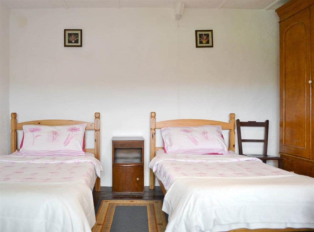Twin bedroom at Ty-Gwyn in Cynheidre, near Llanelli, Dyfed