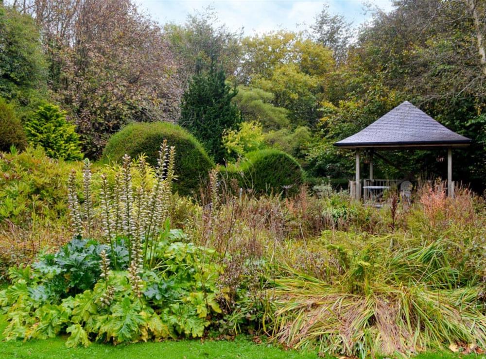 Shared use of the wonderful 6 acre landscaped grounds