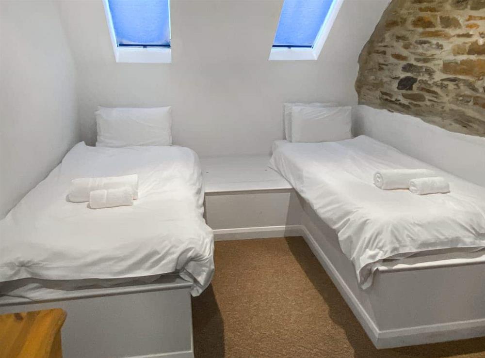 Twin bedroom at Ty Gwyn in Portscatho, Cornwall