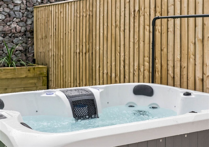 There is a hot tub at Ty Hir, Cross Hands