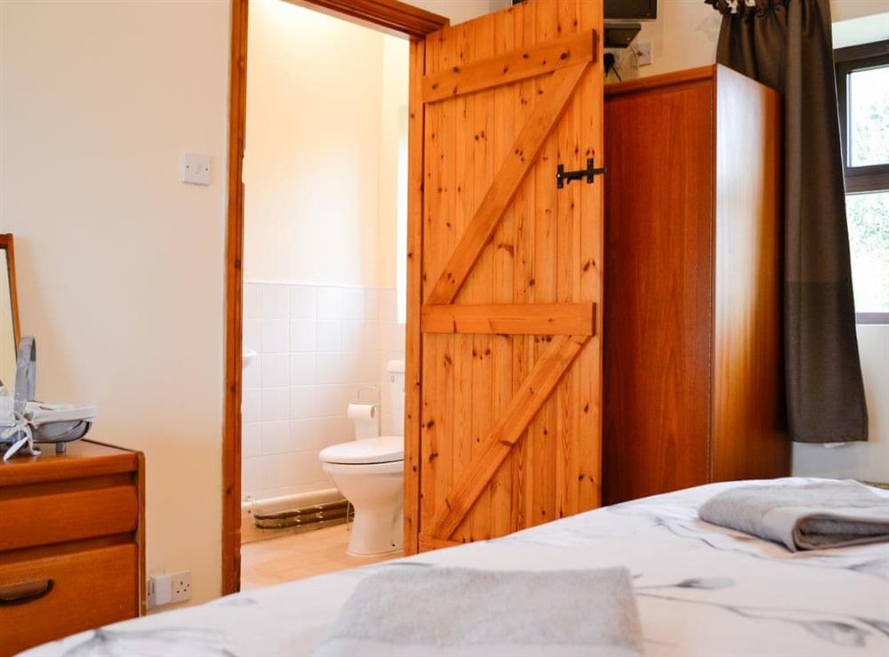 Bedroom with en-suite at Ty Hir in Pontyates, near Kidwelly, Dyfed