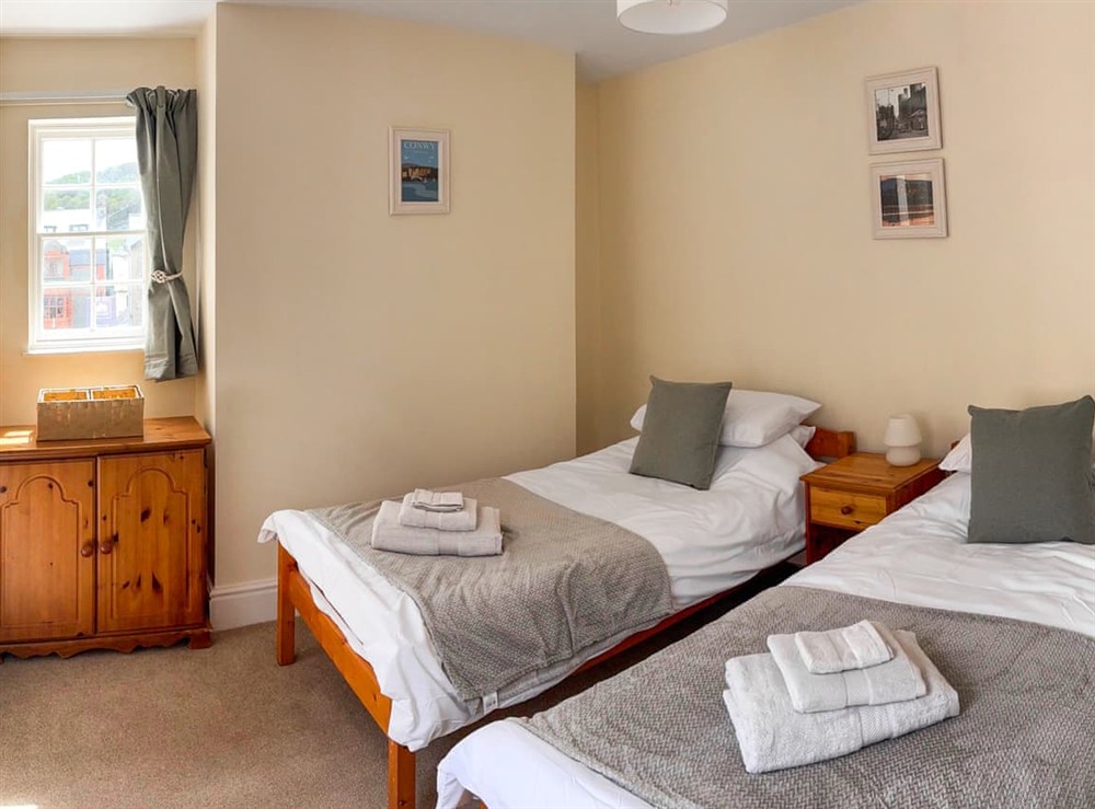 Twin bedroom at Ty Llewelyn in Conwy, Gwynedd