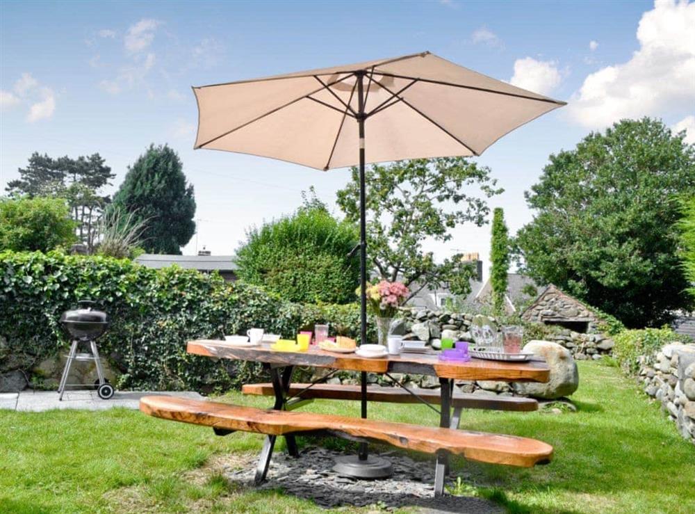 Outdoor dining area at Ty Newydd in Llwyngwril, near Aberdovey, Gwynedd