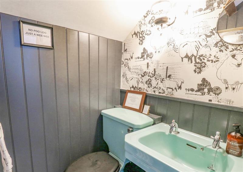 The bathroom at Ty Sinsir, Tretower near Crickhowell