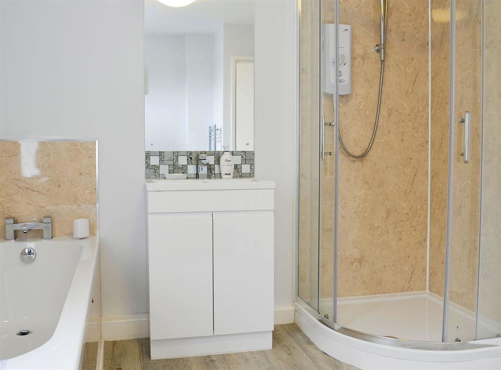Bathroom with separate shower cubicle at Ty Traws in Barmouth, Gwynedd