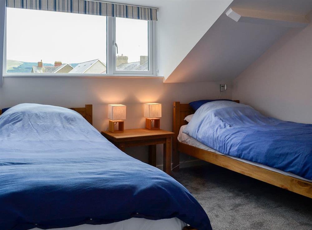 Well appointed twin bedded room at Ty Traws in Barmouth, Gwynedd