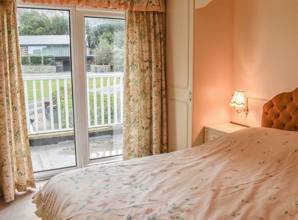 Double bedroom (photo 4) at Tyr Glyn in Llanbedrog, Gwynedd