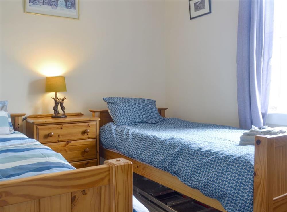 Good-sized twin bedroom at Uimhir a Do in Rosneath, near Helensburgh, Dumbartonshire