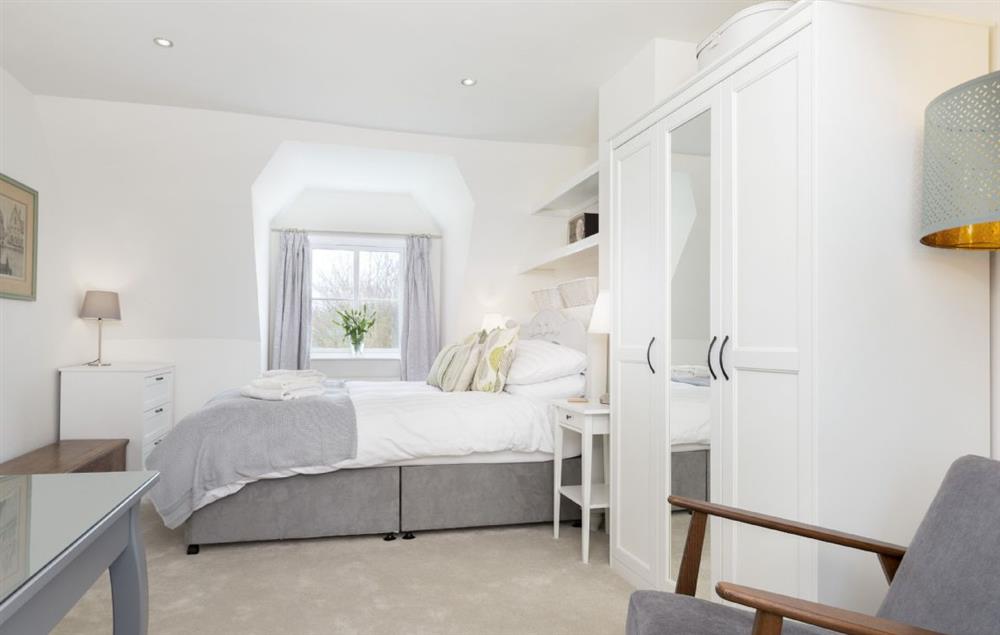 Master bedroom with king size bed and en-suite (photo 2) at Upper End House, Shipton-under-Wychwood