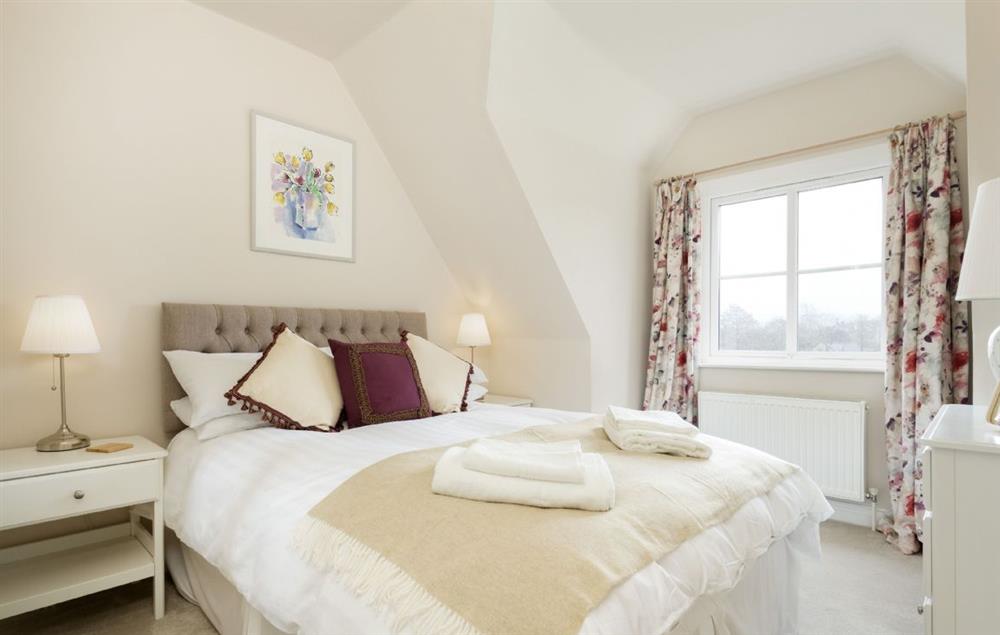 Spacious bedroom with 4’6 double bed at Upper End House, Shipton-under-Wychwood