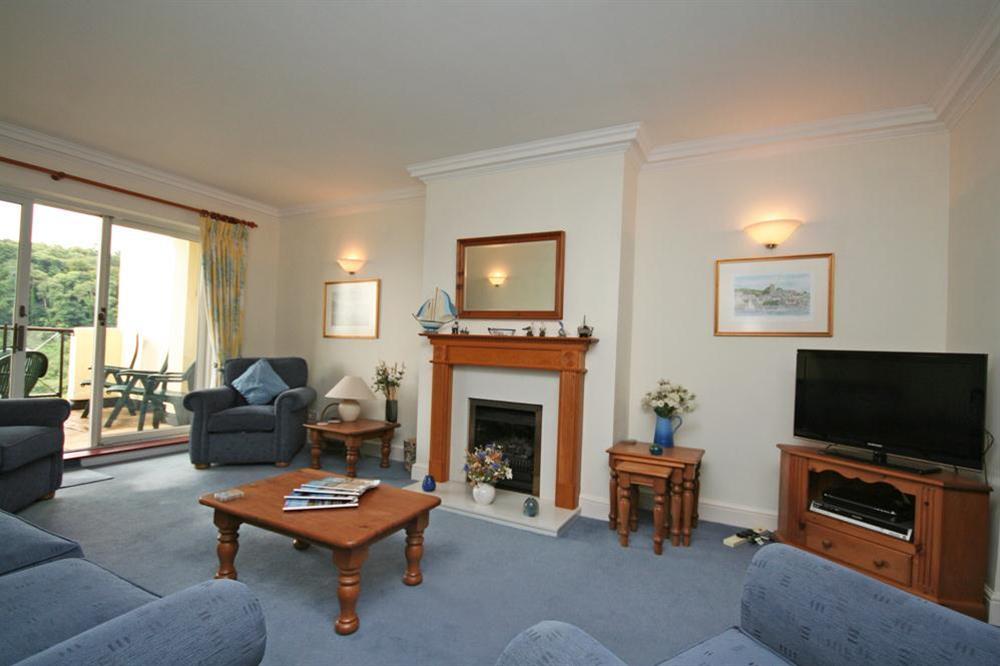 Lounge area with doors leading out to the balcony (photo 2) at Valley View (Salcombe) in Sandhills Road, Salcombe