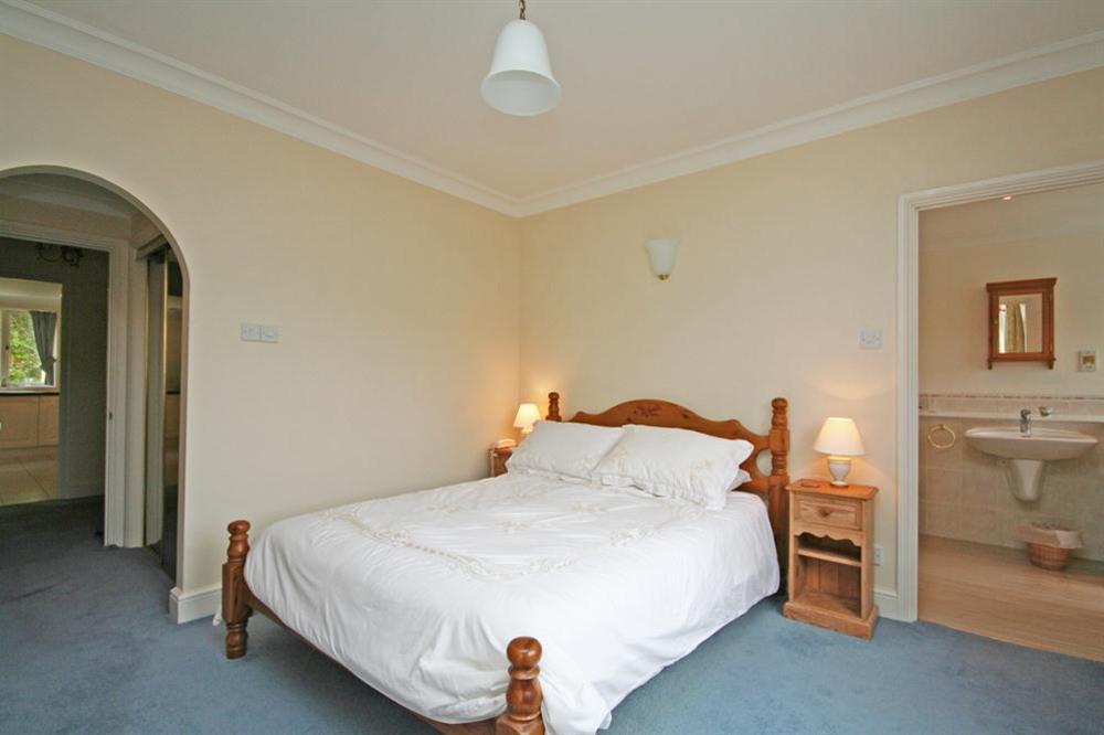 Master bedroom with King-size bed and en suite at Valley View (Salcombe) in Sandhills Road, Salcombe