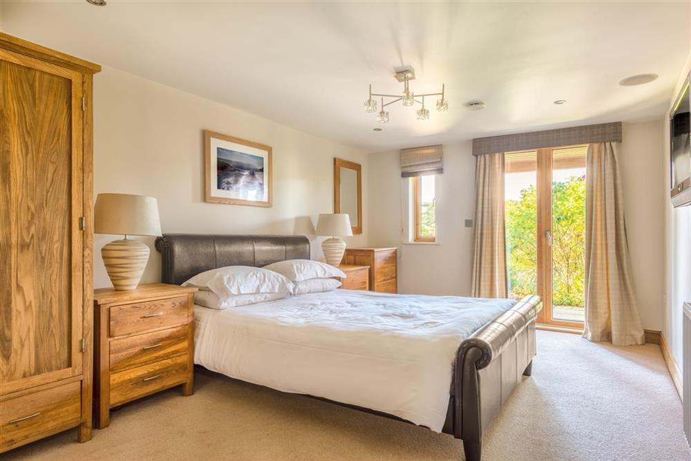 Ground floor double bedroom with King-size bed and en suite bathroom (photo 2) at Vantage Point in Hillfield, Dartmouth