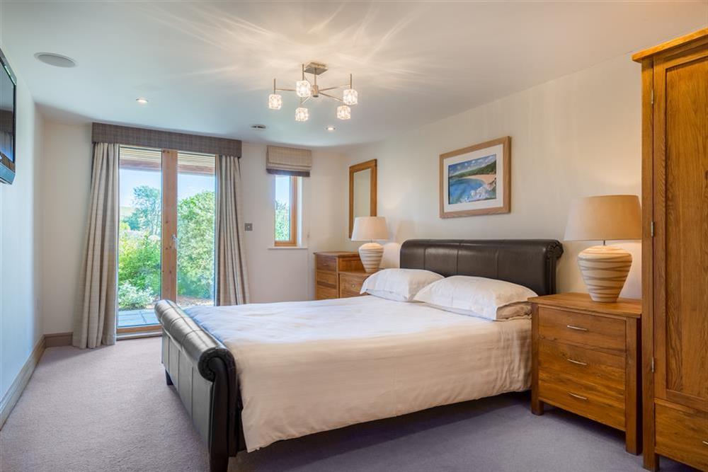 Ground floor double bedroom with King-size bed and en suite bathroom at Vantage Point in Hillfield, Dartmouth