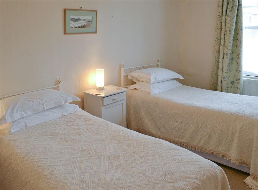 Light and airy twin bedroom at Varley House in Saxmundham, Suffolk