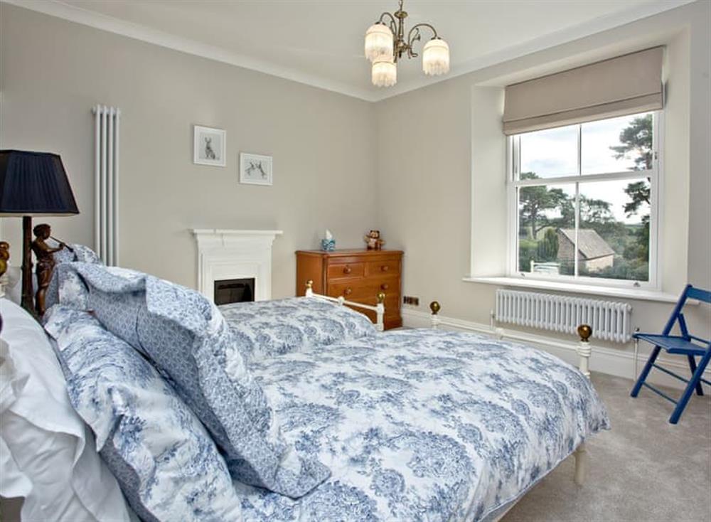 Comfortable twin bedroom at Veltham House Cottage in Bampton near Tiverton, Devon