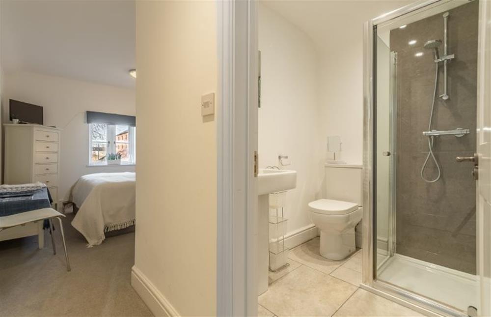First floor: En-suite shower room in master bedroom at Victory Cottage, Little Walsingham