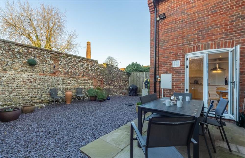 Victory Cottage has a patio and walled garden at Victory Cottage, Little Walsingham
