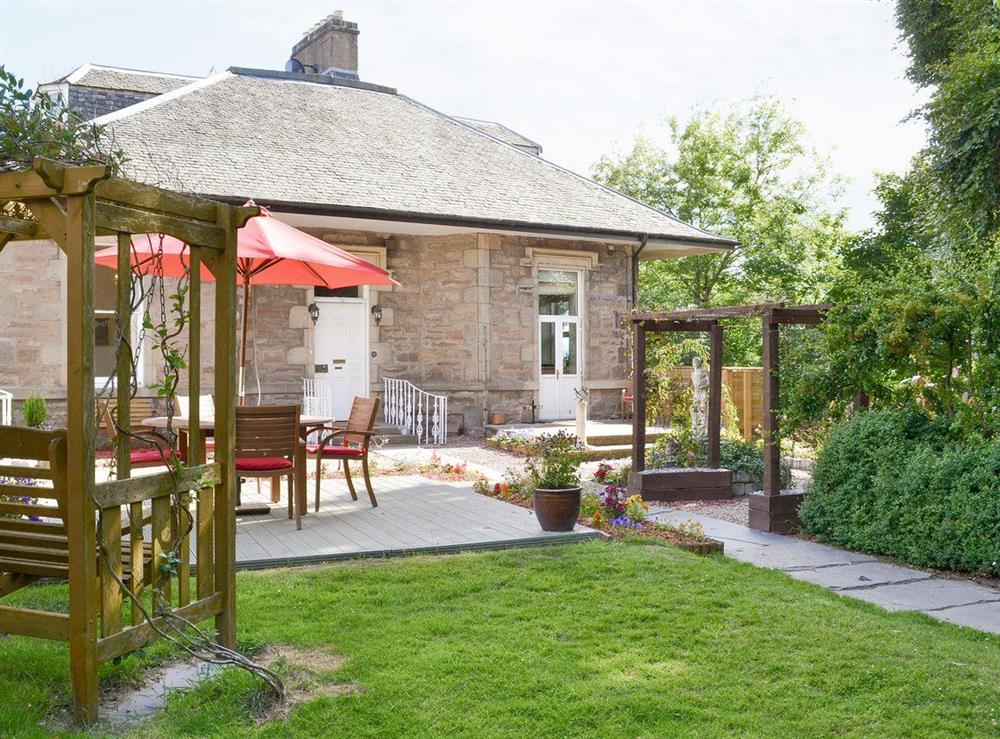 Lovely holiday home in beautiful gardens at Caledonian, 