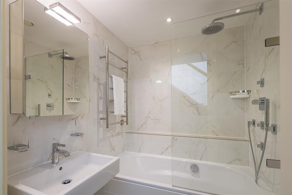Family bathroom at Villa 1, Estura in , Salcombe