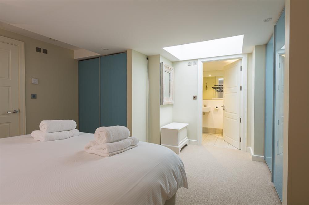 Lower ground floor en suite bedroom with King-size bed (photo 2) at Villa 1, Estura in , Salcombe