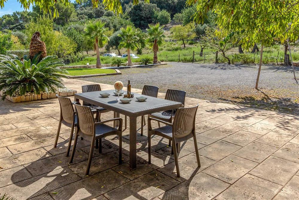 Alfresco dining at Villa Can Gallardo, Pollensa, Mallorca