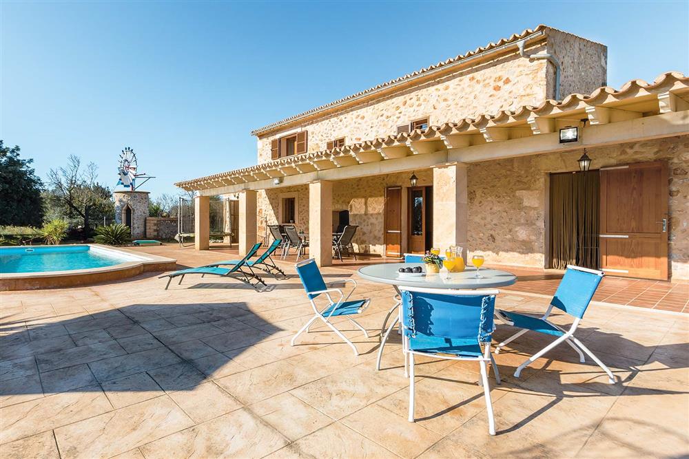 The swimming pool and outdoor furniture at Villa Capo, Sa Pobla, Mallorca