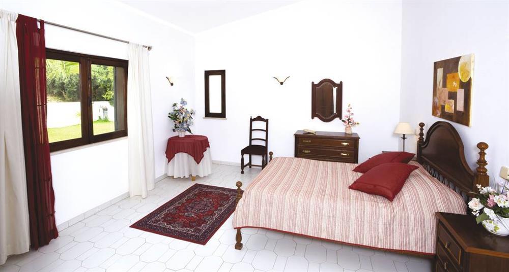 Double bedroom at Villa Casa do Marco, Sesmarias, Algarve