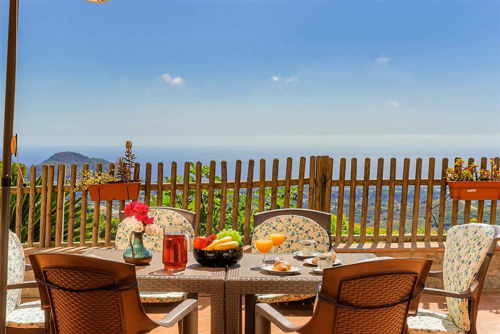 Alfresco dining at Villa Casa Maria, Frigiliana, Andalucia
