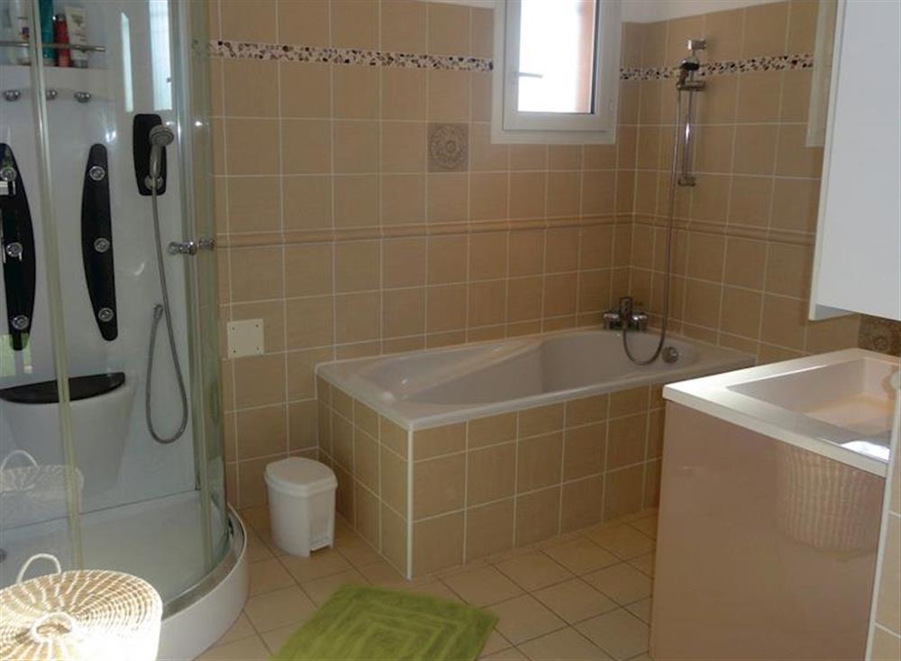 Bathroom at Villa Cers in Cers, Hérault, France