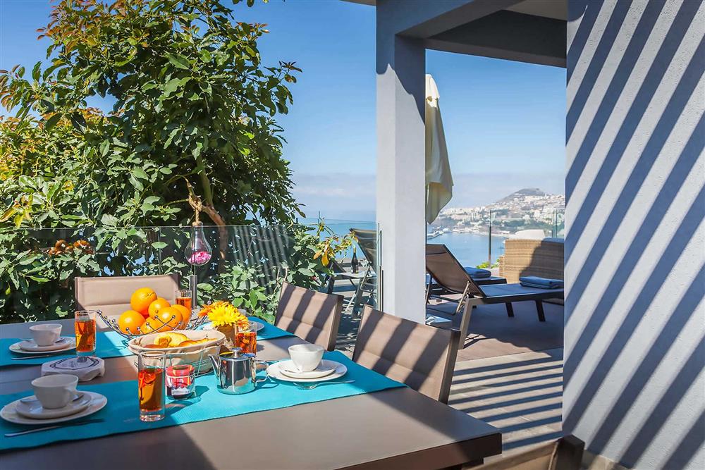 Alfresco dining (photo 2) at Villa Clementina, Funchal, Madeira