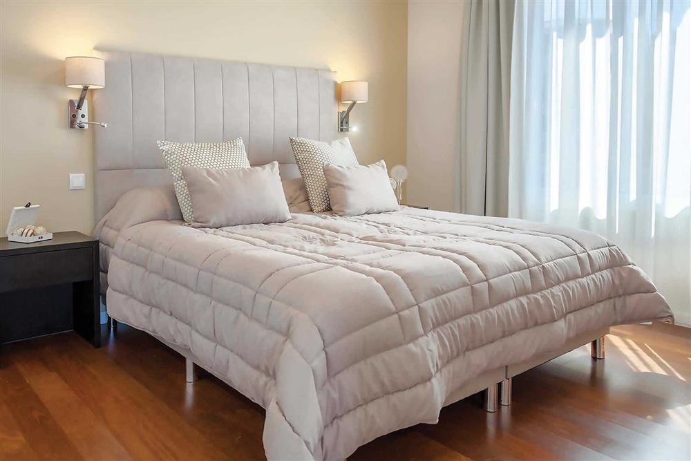 Double bedroom (photo 6) at Villa Clementina, Funchal, Madeira