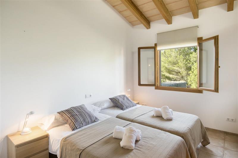 Twin bedroom at Villa Hortensia, Arta, Spain