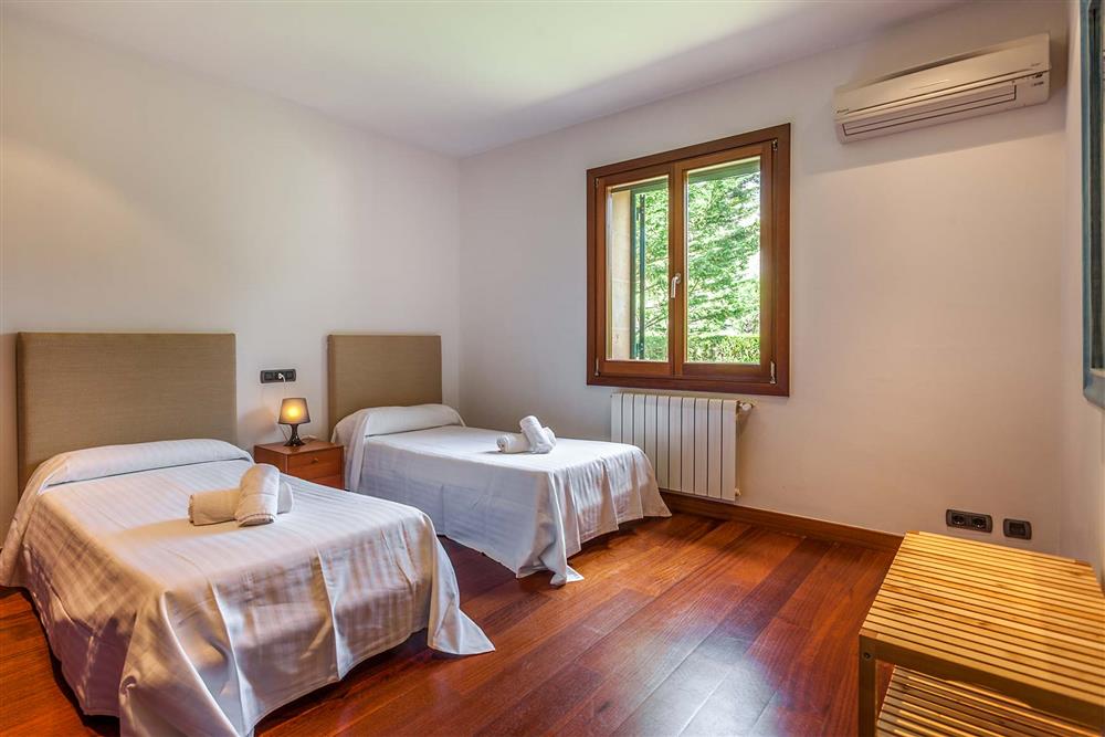 Twin bedroom (photo 4) at Villa Les Oliveres, Puerto Pollensa, Mallorca