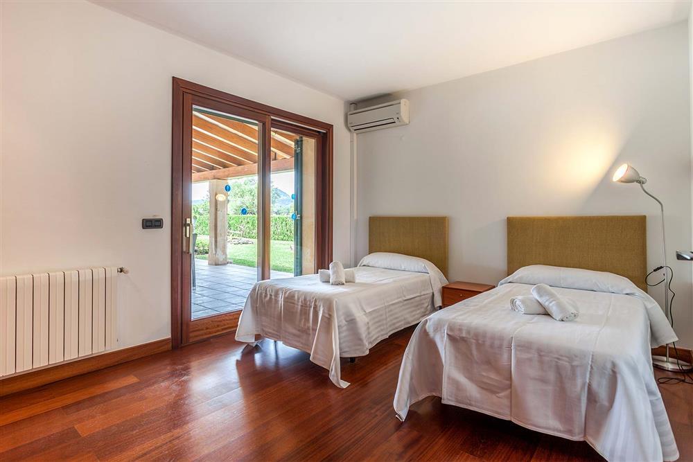 Twin bedroom at Villa Les Oliveres, Puerto Pollensa, Mallorca