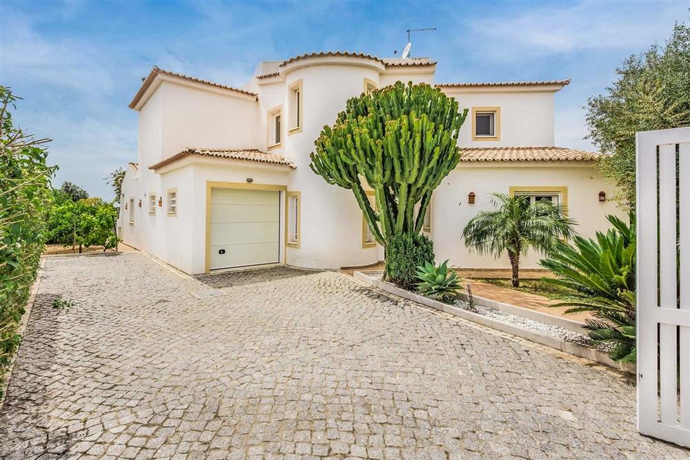 Villa Luz in Guia, Algarve Destinations sleeps 8