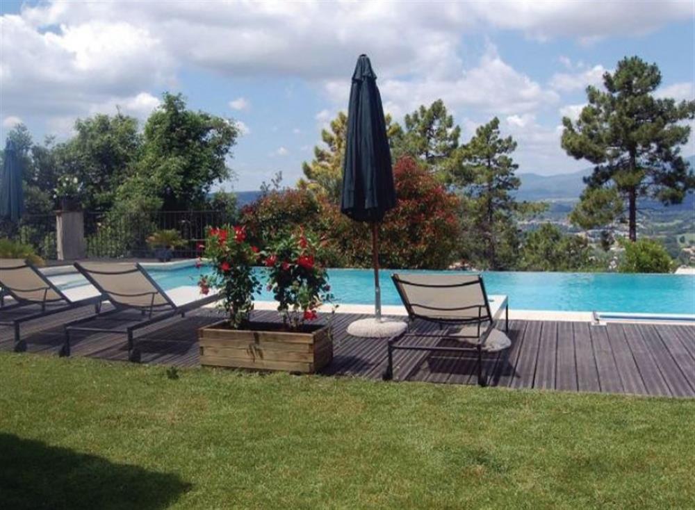 Swimming pool (photo 2) at Villa Montauroux in Montauroux, Var, France