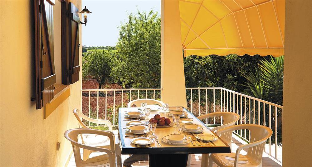 Shaded dining at Villa Monte Serafina, Guia, Algarve