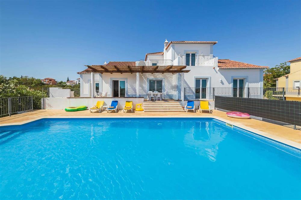 Villa Nina in Estoi, Algarve - Portugal sleeps 8