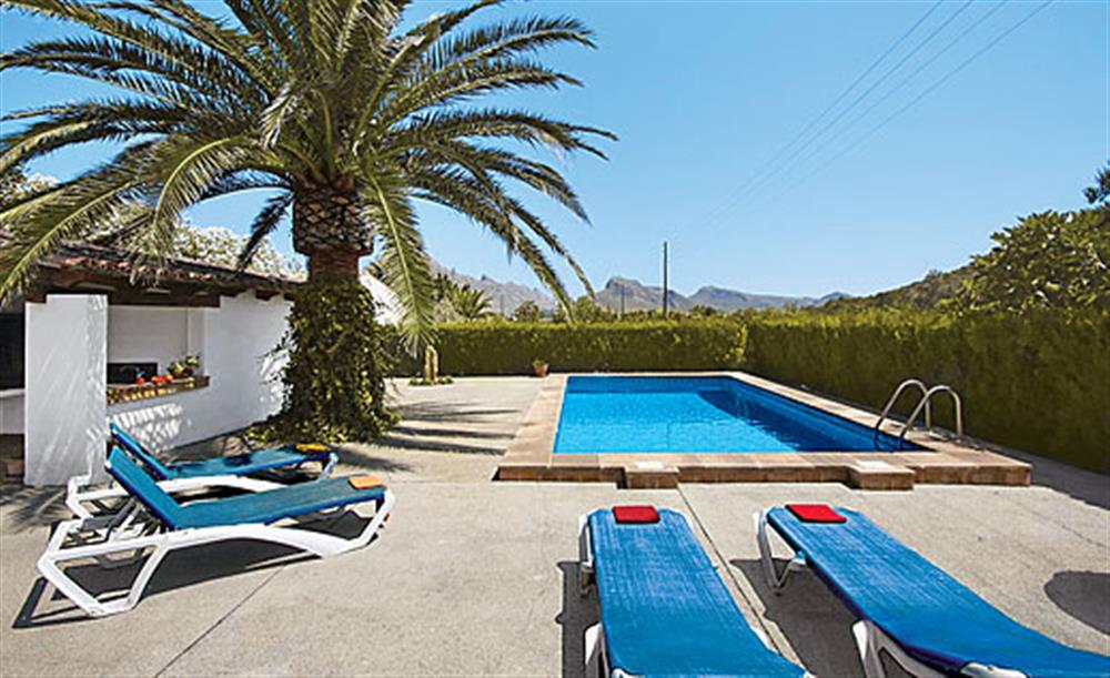 Swimming pool and sun loungers at Villa Oliver, Pollensa, Mallorca