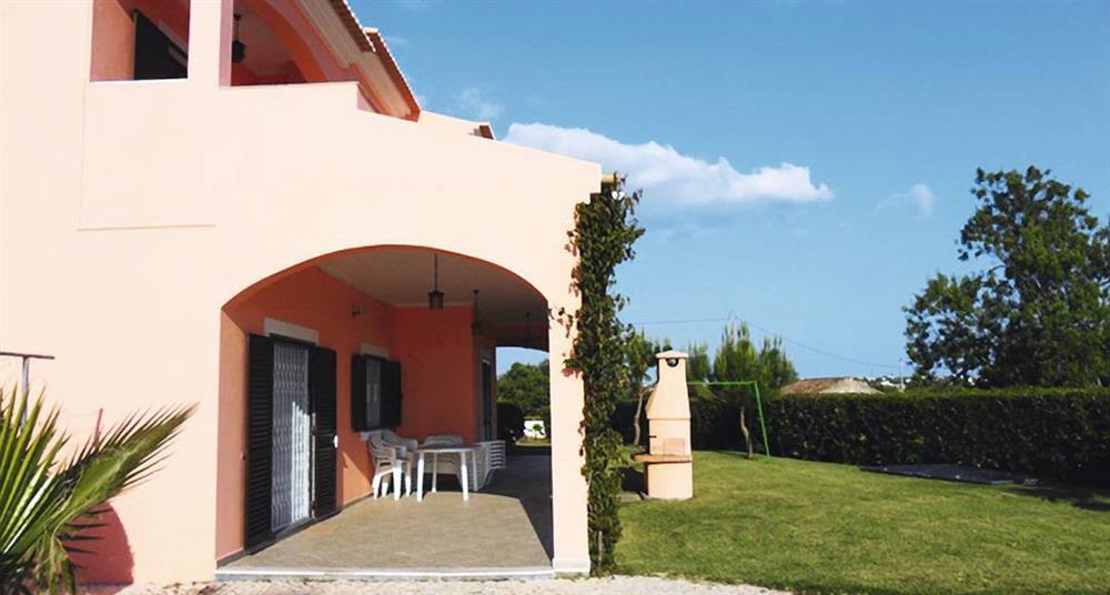 Shaded dining and garden at Villa Sanuno, Vale De Parra, Algarve
