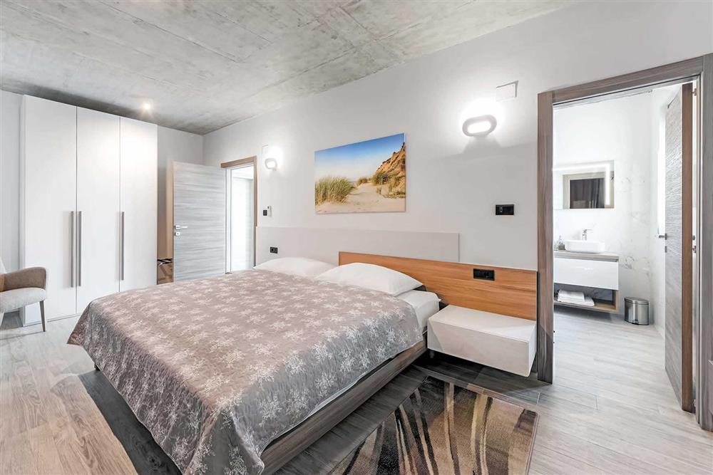Double bedroom, en suite (photo 2) at Villa Siva, Svetvincenat, Istria