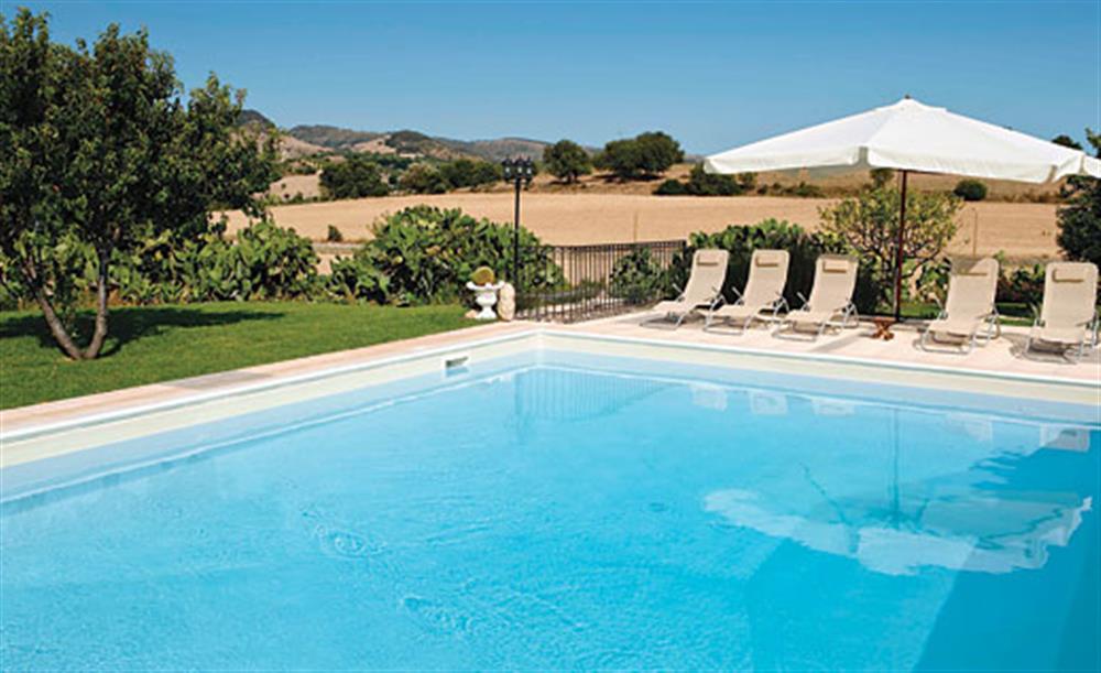 Swimming pool and rural setting at Villa Spiga, Rosolini Sicily, Italy