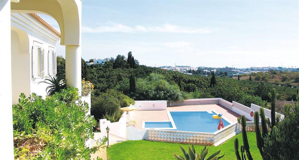Garden, swimming pool and views at Villa Verde, Branqueira, Algarve
