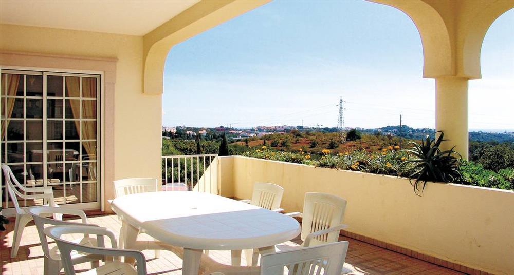 Shaded dining at Villa Verde, Branqueira, Algarve