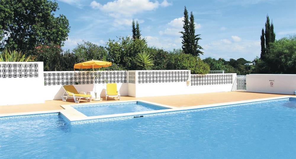 Swimming pool (photo 8) at Villa Verde, Branqueira, Algarve
